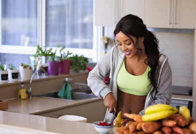 Femme svelte qui coupe des fruits