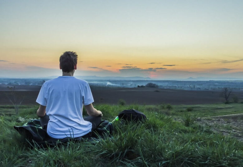 Personne zen qui pratique la relaxation ou le yoga